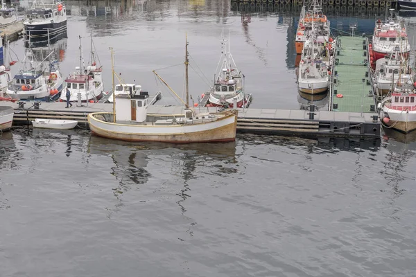 Bateaux traditionnels amarrés à quai flottant au village polaire arctique, Vardo — Photo