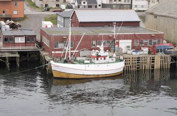 挪威瓦尔多北极极地港口的风景如画的传统船只 — 图库照片