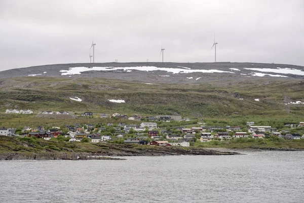 ノルウェー、バターズフィヨルドのバレンツ海にある村と電気風車 — ストック写真
