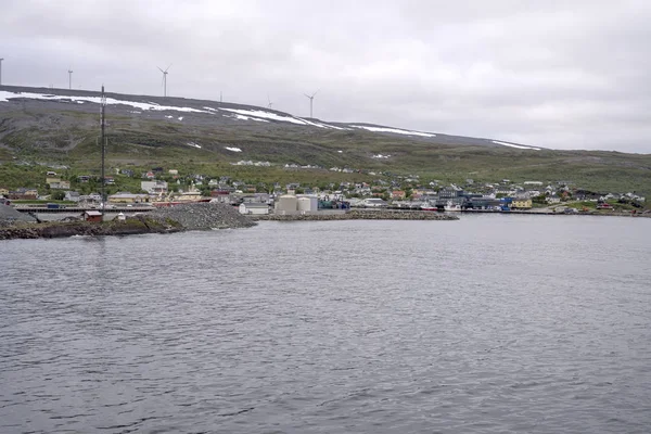 Porto e moinhos de vento elétricos no mar Barents, Batsfjord, Norwa — Fotografia de Stock