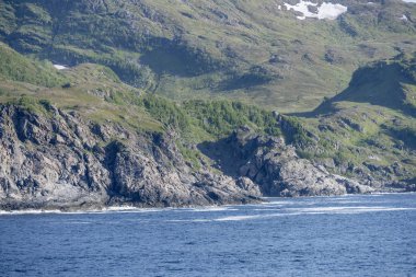 Andenes Adası 'nın kuzey kıyısında sarp kayalar ve biraz kar.