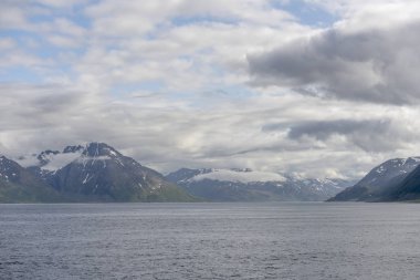 Bergsfjord, Norveç yakınlarında güneş bulutları dağıtıyor