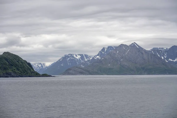 Sommerschnee in der Nähe von Fjordgewässern bei Hasvik, Norwegen — Stockfoto