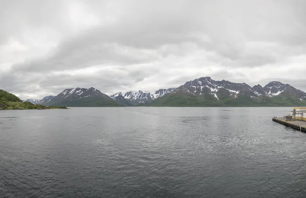 Sommerschnee und helle Wolken im nördlichen Fjord am Oksfjord, noch — Stockfoto