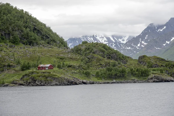 Isolerat traditionellt hus på grön udde nära Oksfjord, Norge — Stockfoto