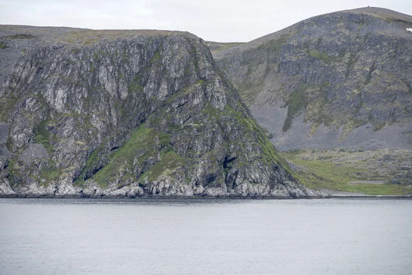 ノルウェーのRolvsoya島の不毛の岩の岬 — ストック写真