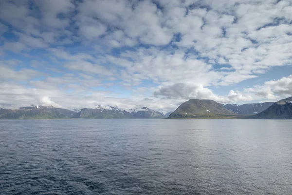 Fjordlandskap vid Nusvag udde, Norge — Stockfoto