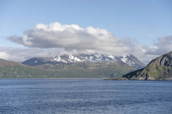 Nuages brillants sur l'île d'Arnoya, Norvège — Photo