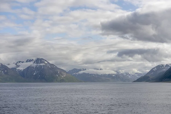 Zon breekt wolken af bij Bergsfjord, Noorwegen — Stockfoto
