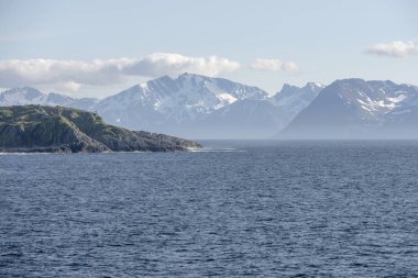 Andenes Adası 'nın kuzey kıyısındaki kaya pelerininde küçük bir fener.