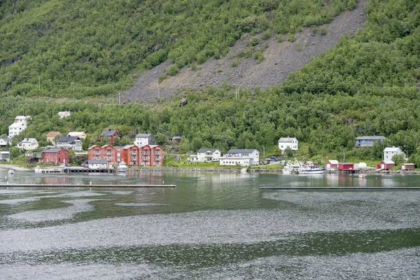 Maisons de petit village dans le fjord nord à Oksfjord, Norvège — Photo