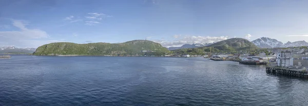 Fiorde, porto e aldeia em Andenes, Noruega — Fotografia de Stock