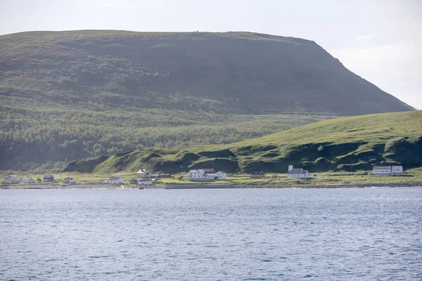 Casas e igreja na ilha de Loppa, Noruega — Fotografia de Stock