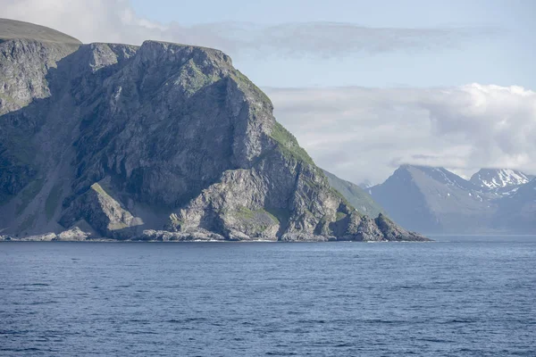 ノルウェーのベルクスフィヨルド近くのヌスヴァグ島の岬 — ストック写真