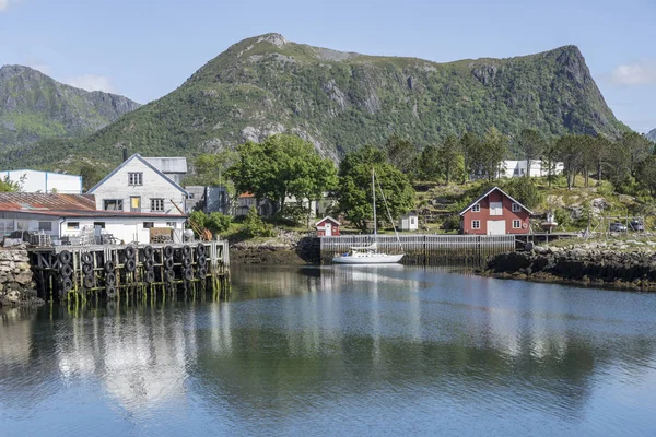 Stadslandskap på fjord, Kabelvag, Norge — Stockfoto