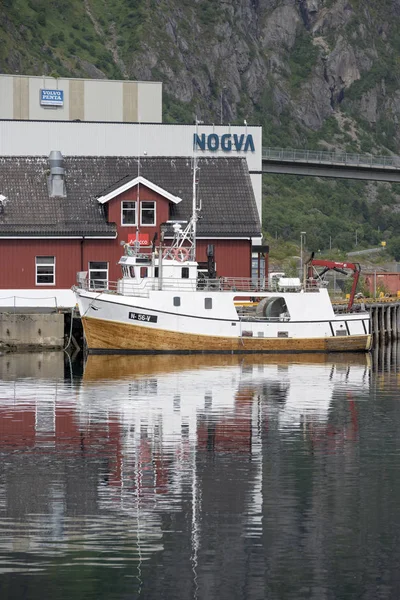 노르웨이,스 발베이어, 항구에 있는 전통적 인 어선단 — 스톡 사진