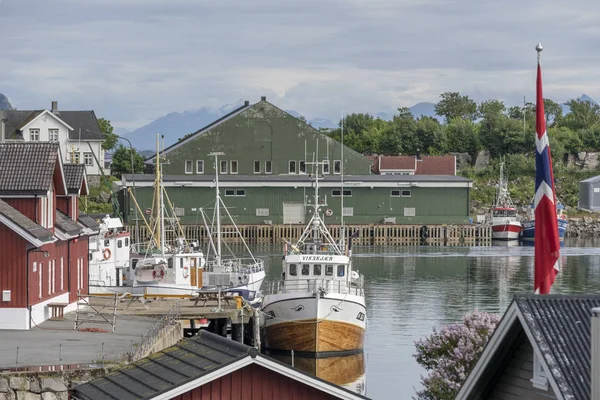 挪威斯沃尔瓦尔港口停泊的传统渔船 — 图库照片