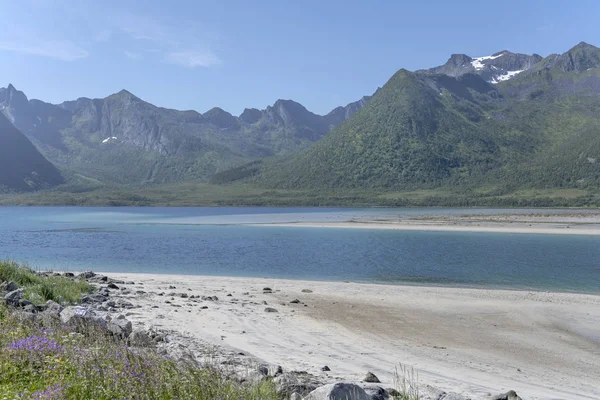 Praias de areia branca no fiorde perto de Stronstad, Noruega — Fotografia de Stock