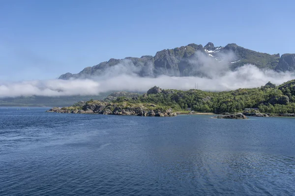 Nebelbank hinter Felskap auf der Insel Arnoya, in der Nähe von Fiskebol, Norwegen — Stockfoto