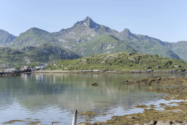 Hus på inloppslandskap vid Austnesfjord, nära Madsvik, Norge — Stockfoto