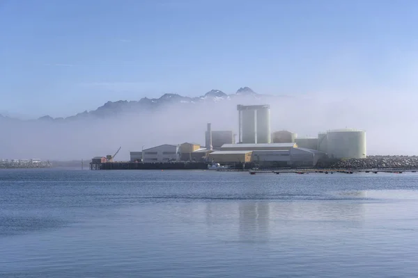 Industriële gebouwen aan de haven die door mist van het fjord worden ingebouwd, Melbu — Stockfoto