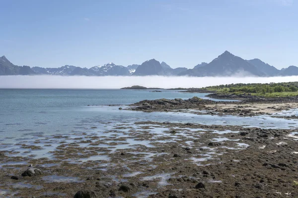 Kust bij Melbu en mistbank in Hadselfjord, Noorwegen — Stockfoto