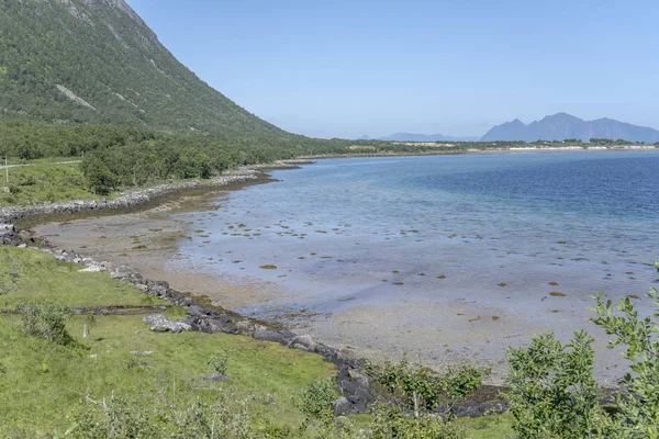 Küste des arktischen Fjords in der Nähe von stronstad, Norwegen — Stockfoto