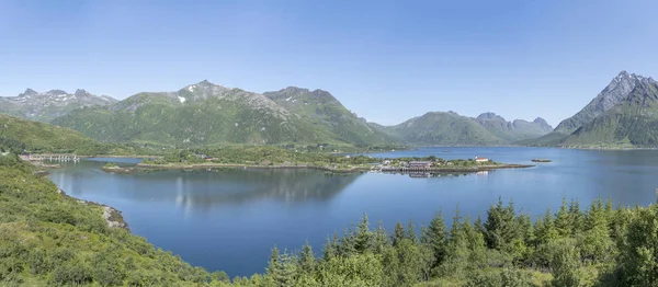 Paisagem do fiorde Austnesfjord, perto de Vestpollen, Noruega — Fotografia de Stock