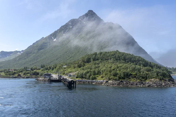 Liten färja landningskaj vid Fiskebol, Norge — Stockfoto