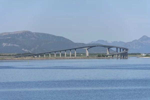 Hög böjbro vid Stokmarknes, Norge — Stockfoto