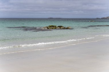 Beyaz kumsalda küçük temiz su dalgaları, Bleik, Norveç