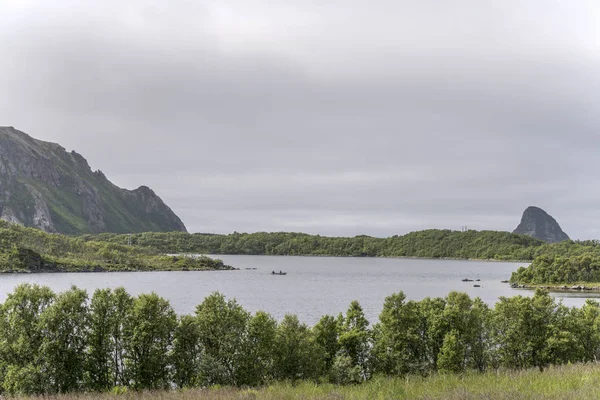 Angeln im kleinen See, in der Nähe von Stave, Norwegen — Stockfoto