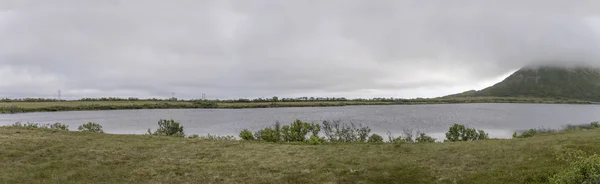 Basse nuvole sul lago nel verde della campagna, vicino a Skarsein, Norvegia — Foto Stock