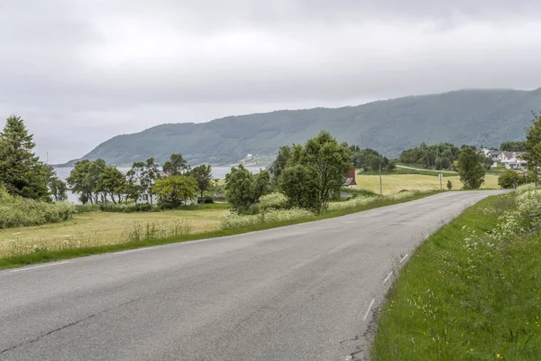 Estrada na paisagem da costa do fiorde perto de Hemmestad, Noruega — Fotografia de Stock