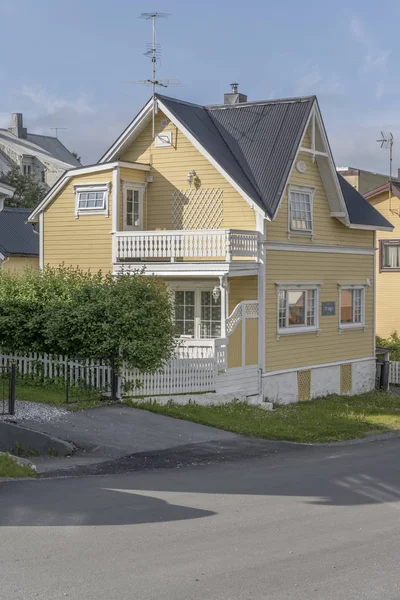 Traditional yellow house, Harstad, Norway — Stock Photo, Image