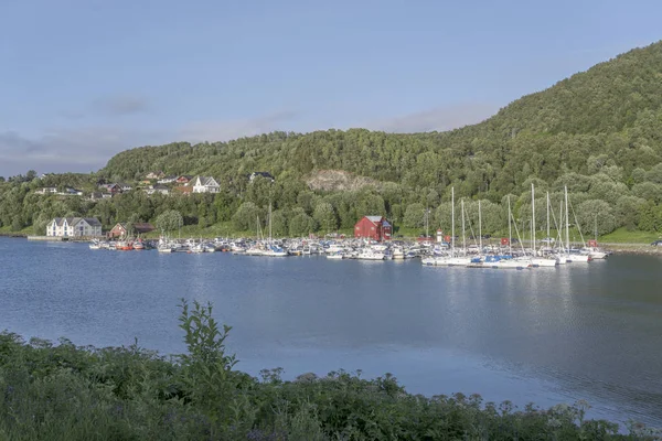 Porto turistico nel fiordo, Harstad, Norvegia — Foto Stock