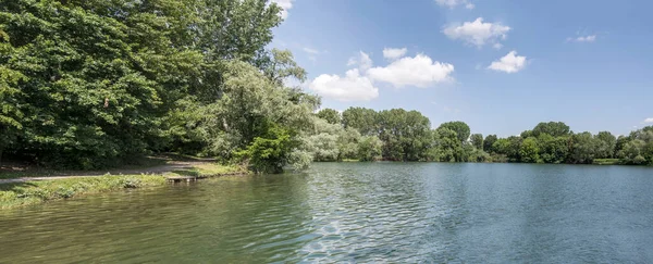 意大利伦巴第市米兰市 湖畔水边小径和绿树成荫 湖底深坑 城市公园 闪烁着灿烂的阳光 — 图库照片