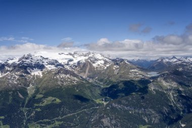 Bernina 'nın bir yelkenli uçağından, doğu yakasındaki vadinin yukarısından, Alpler' de, bahar sonlarında, Poschiavo 'da, Grisonlar' da, Garabunden 'de, İsviçre' de,