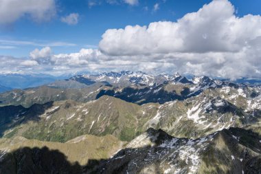 Orobie dağlarının kuzey yamacındaki parlak kümülüs bulutlarının hava görüntüsü. Bergamo, Lombardy, İtalya 'da bahar sonlarında Foppolo yakınlarında çekildi.
