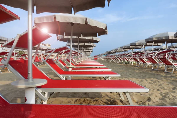 Strand Mit Sonnenliege Und Sonnenschirm Rimini Und Riccione Emilia Romagna — Stockfoto