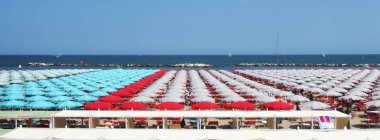 plaj şezlong ve şemsiye Cattolica, Rimini ve Riccione, Emilia Romagna, İtalya