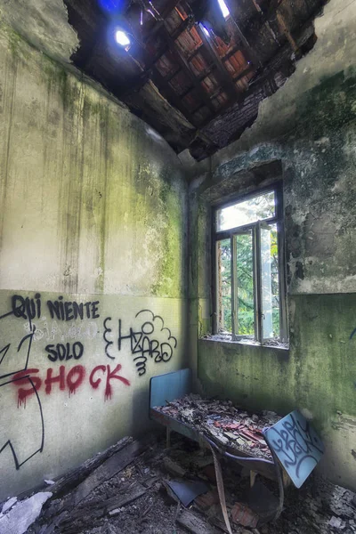 Grungy Interieur Van Verlaten Huis — Stockfoto