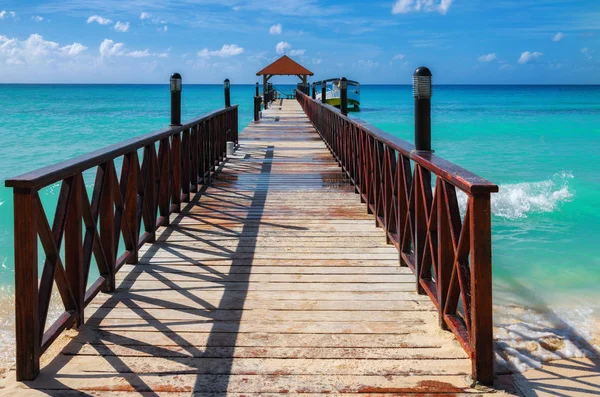 Holzsteg Mit Türkisfarbenem Meereshintergrund Auf Karibik Insel — Stockfoto