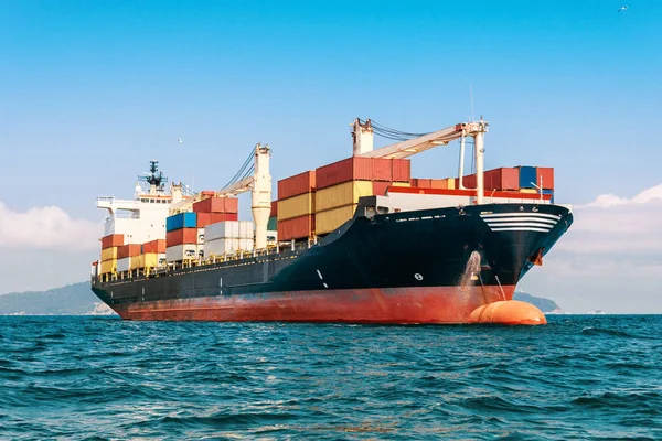 Διεθνές Πλοίο Μεταφοράς Εμπορευματοκιβωτίων Στον Ωκεανό Μεταφορά Εμπορευμάτων — Φωτογραφία Αρχείου