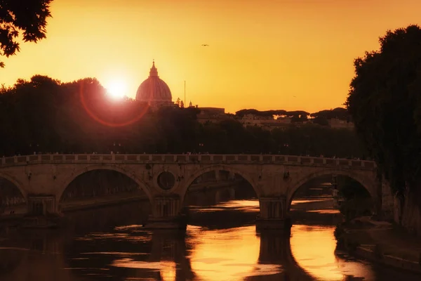 Tramonto sul fiume Tevere, a Roma con la cupola di San Pietro — Foto Stock