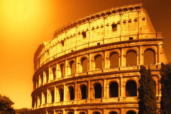 Colosseum bij zonsondergang in Rome, Italië — Stockfoto