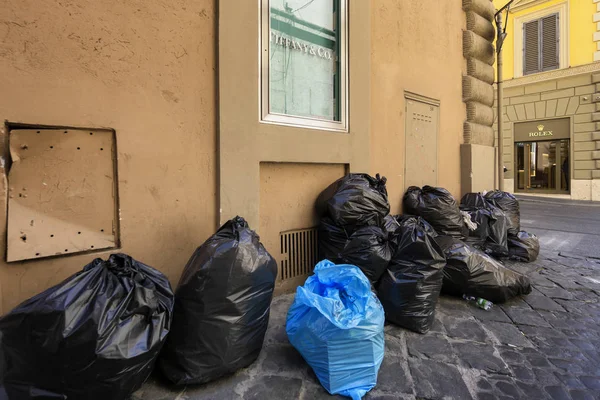 Rom, Italien-3 juli 2019: soporna nödsituation i Rom — Stockfoto