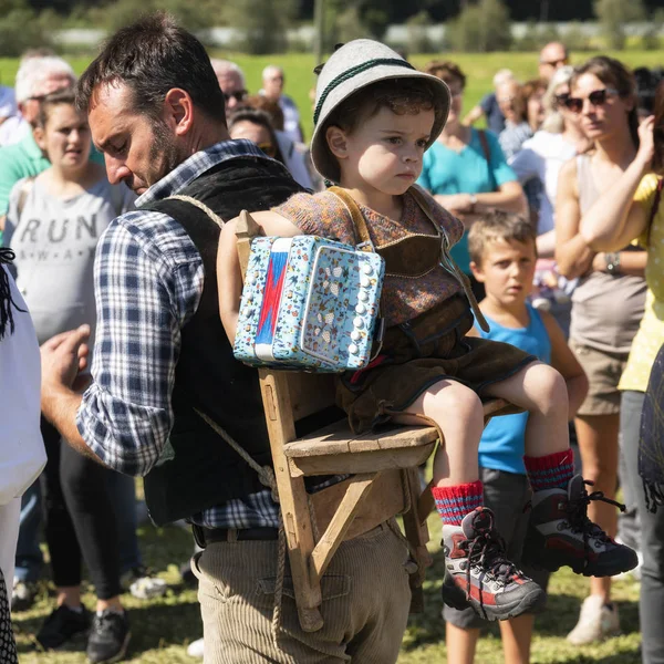 Pejo, Włochy-15 września 2019: ludzie w tradycyjnym stroju Obraz Stockowy