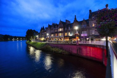 Inverness Ness nehir kıyısında şehir merkezinde gece eski evler, İskoçya