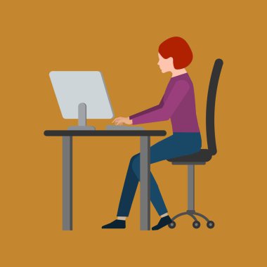 Genç kadın bilgisayarın önünde oturan ve çalışan